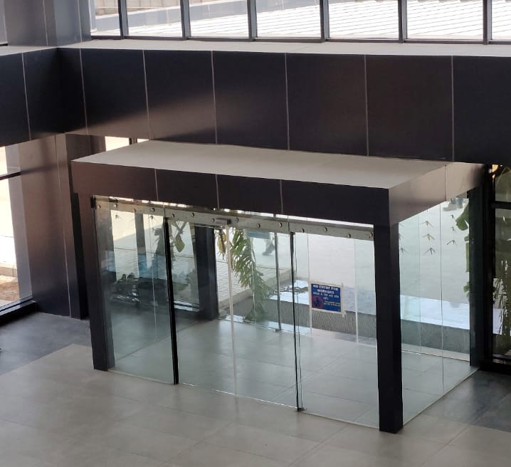 Automatic sensor door